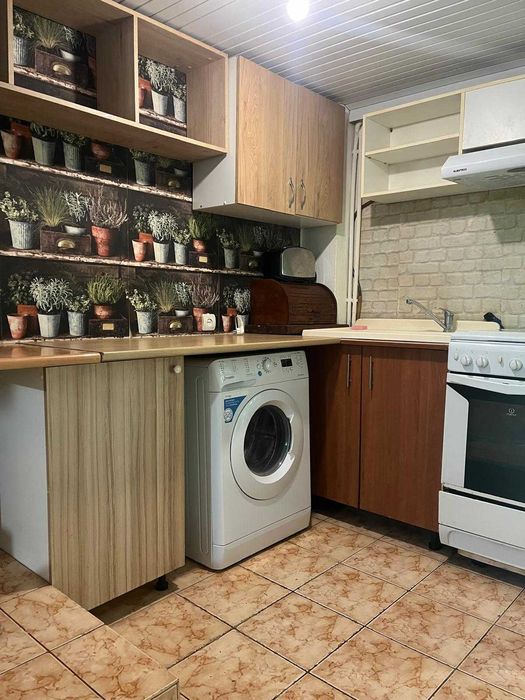de inchiriat trei camere, casuta P+M, curte si parcare proprie