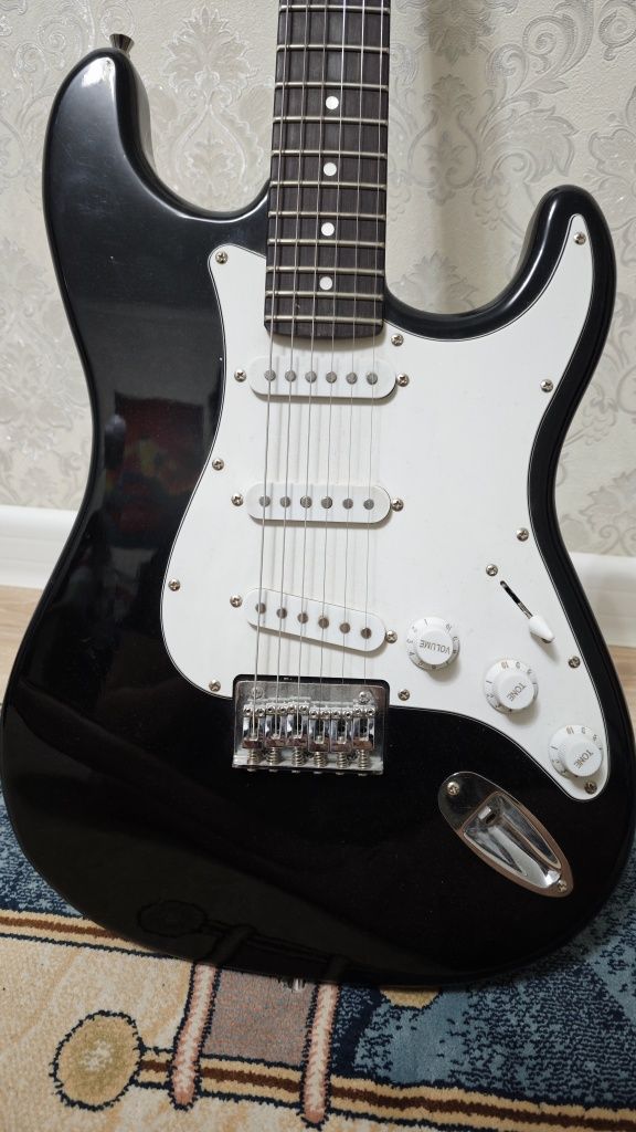 Гитара Fender squire stratocaster с комбоуселителем, и кабелем