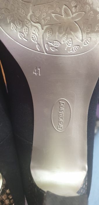 Vând pantofi imitație de piele cu toc imitație de piele de șarpe.