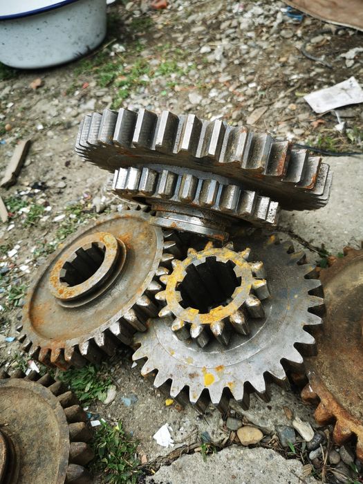 Vând pinioane cutie 650 și chingi