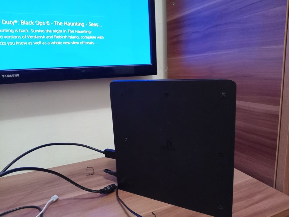 Vând ps4 pro slim 500 gb