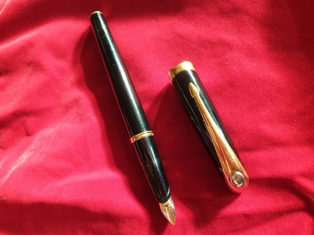 Перьевая ручка из золота  Parker
