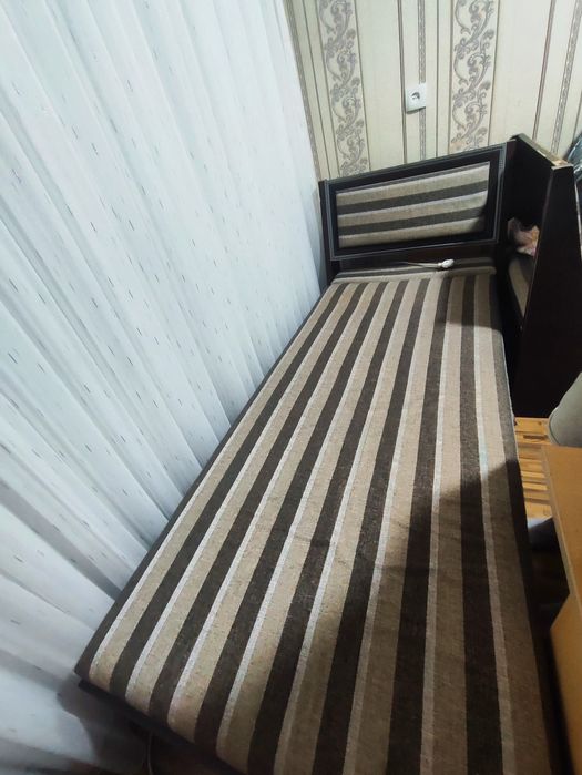 Детская мебель: 2 кровати и шкаф.