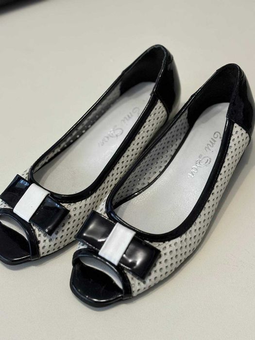 Pantofi decupati din piele naturala