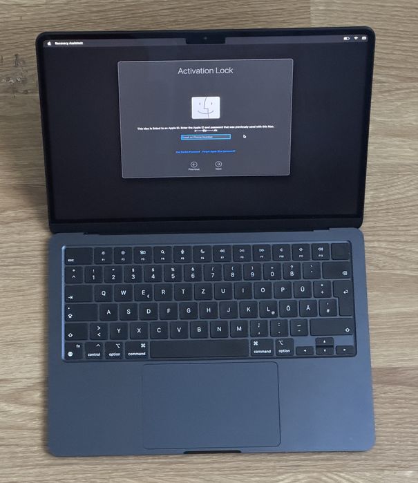 Apple Macbook Air 2022, procesor M2 defect pentru piese sau recarosare