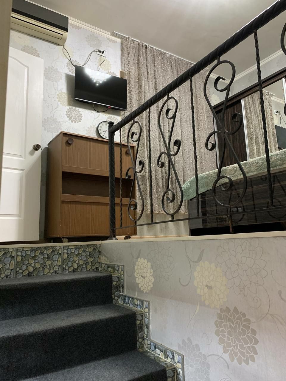 Продается своя 1 комн. двухъярусная дуплекс квартира возле метро БИЙ