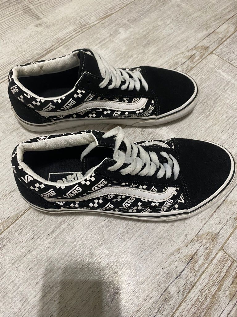 vans old skool logo repeat