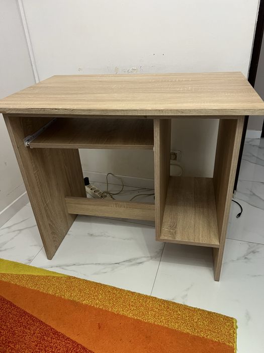 Birou cu suport pentru Pc