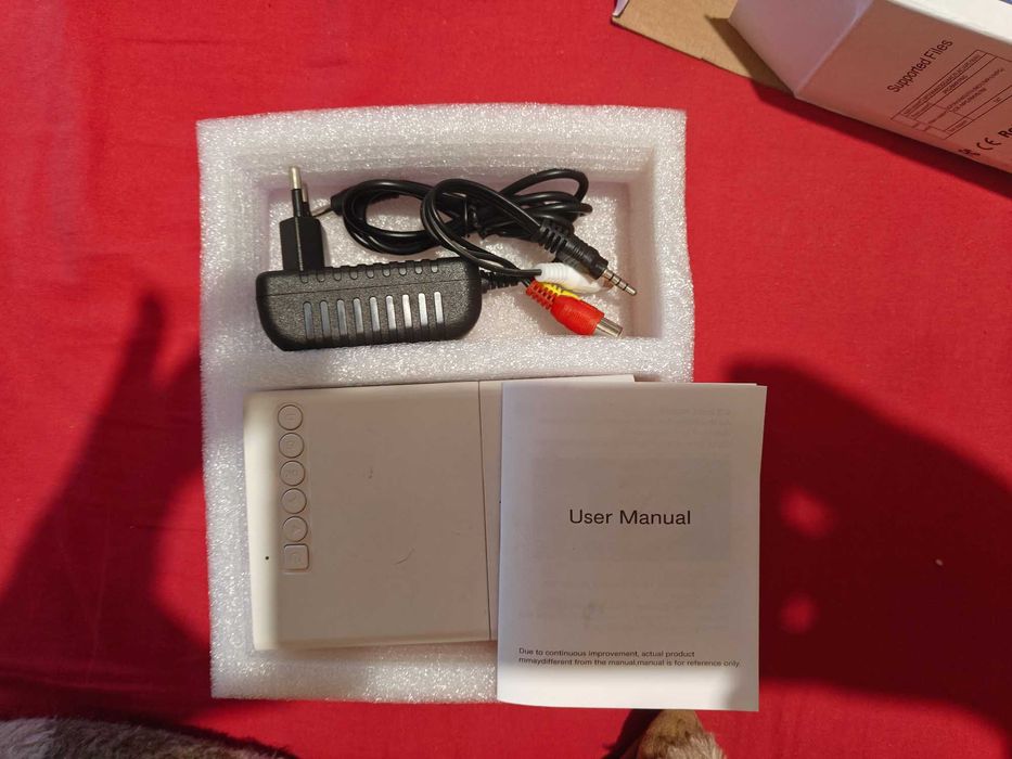 Преносим видео LED проектор YG300-бял