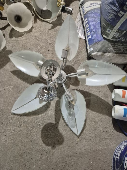 Продам люстры разные