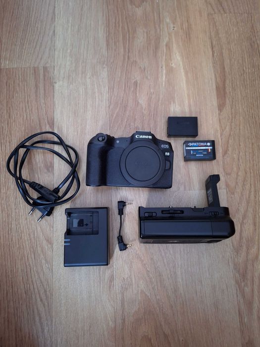 Canon R8 + Battery grip