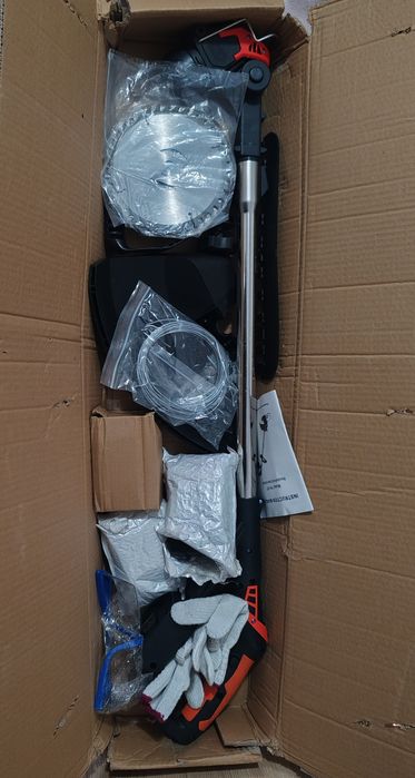 Vând mașină de tuns iarba cu baterii