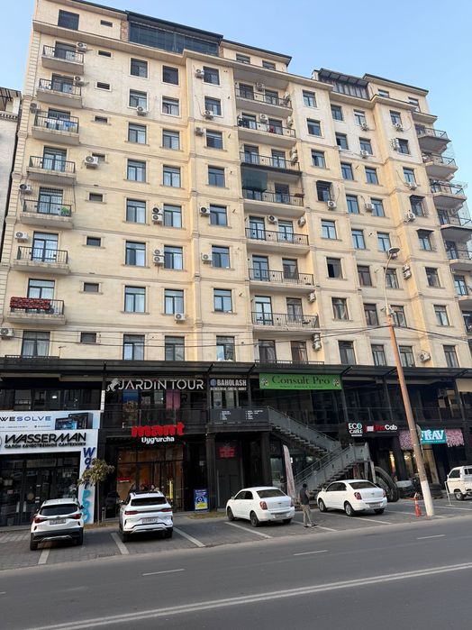 Циолковский кўчада 3 хонали 110 кв м квартира сотилади