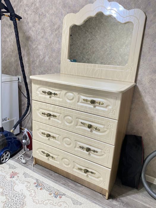 Продам комод с зеркалом
