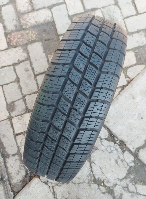 O bucată 195/215 75 R16C M+S iarnă - una Michelin Continental Nokian V