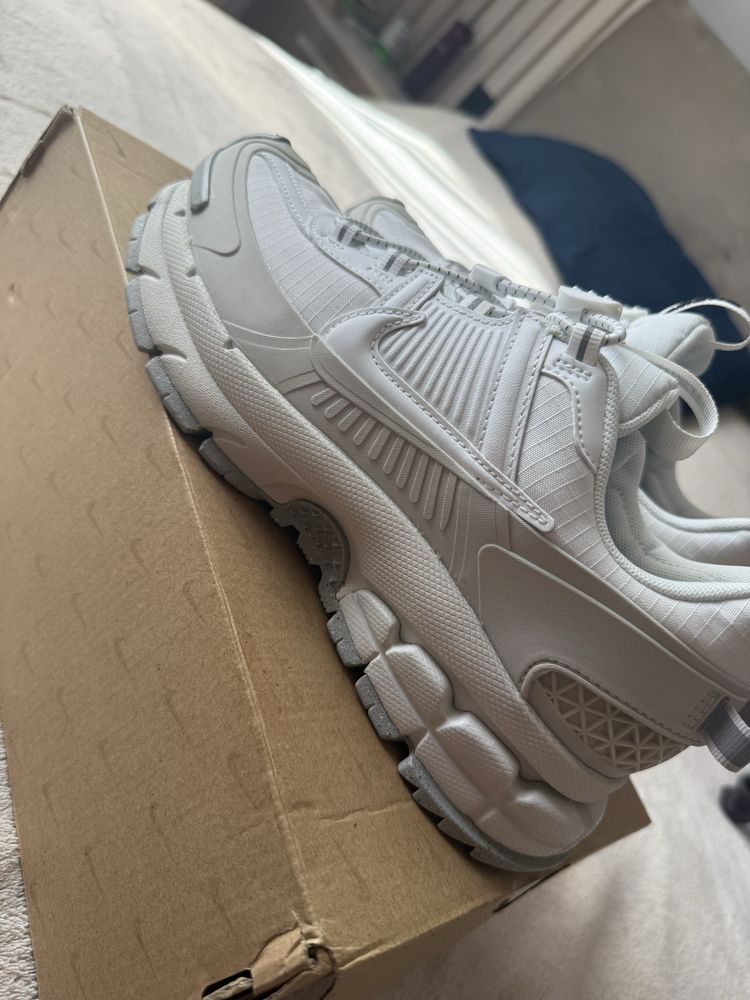 Маратонки Nike Zoom Vomero Roam