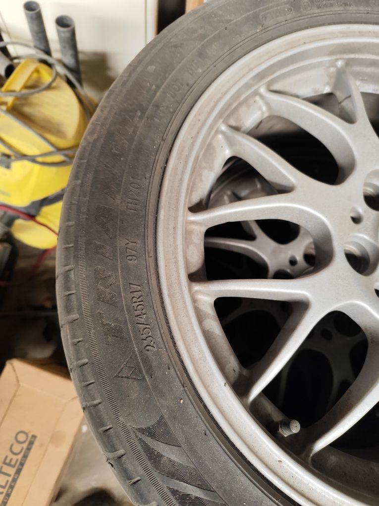 Продам шины 235- 45- R17