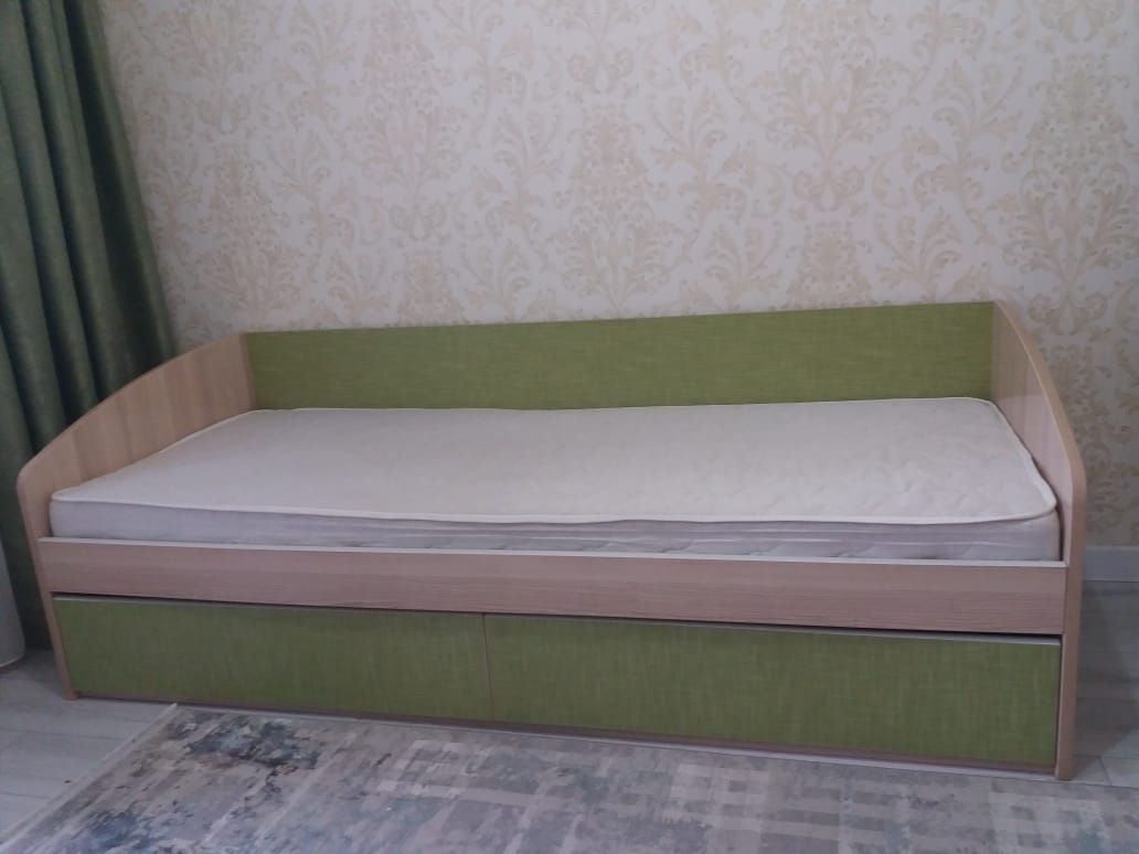 Продам Кровать размер 2 метр на 80см.