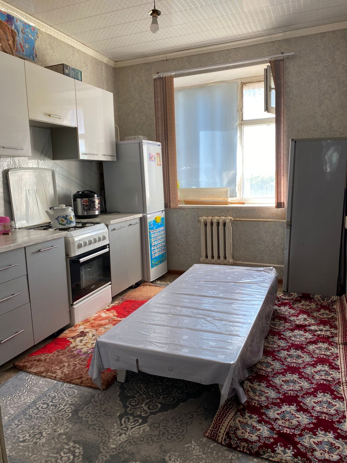 Мкр Сырдария 2 үйден жақсы районда 4бөлмелі үй сатылады