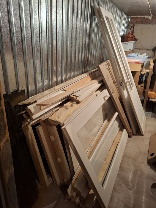 Продам двери 4 штук, одна дверь двухстворчетая