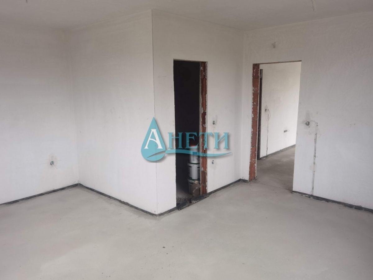 Едноетажна къща 160 м2 с двор в гр.Костинброд, кв.Зора. Отлична
