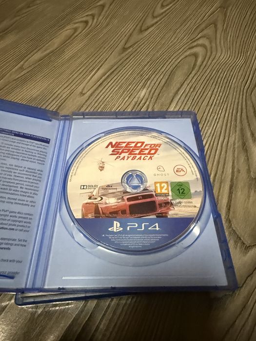 ps4 pro  със джойстик един  и със 3 игри