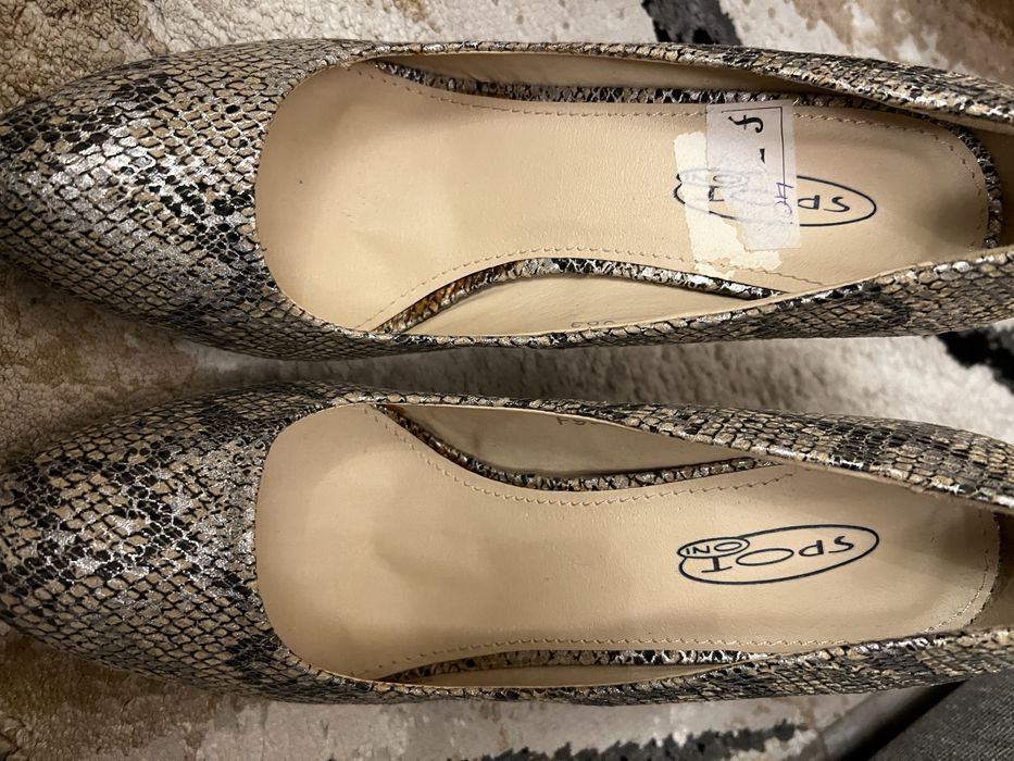 Pantofi cu toc noi cu eticheta