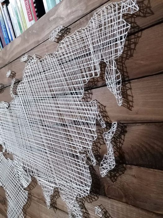Harta lumii realizata StringArt