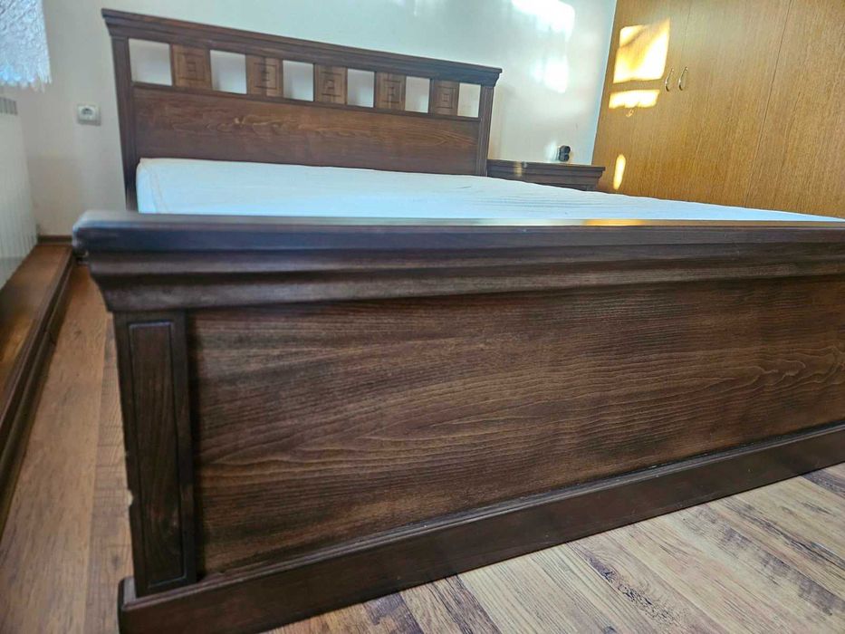 Спалня и нощо шкафче от масив на Adara.