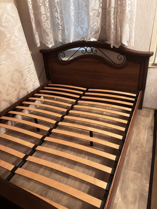 Продам кровать двухспальную с матрасом