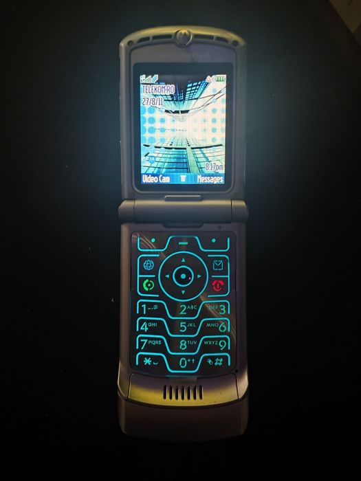 Motorola razr V3 cu accesorii originale ( orice rețea)