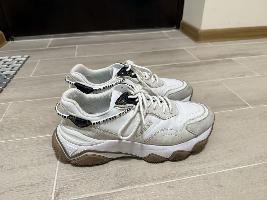 Маратонки Guess използвани са само един път оригинални 41-ви номер бел