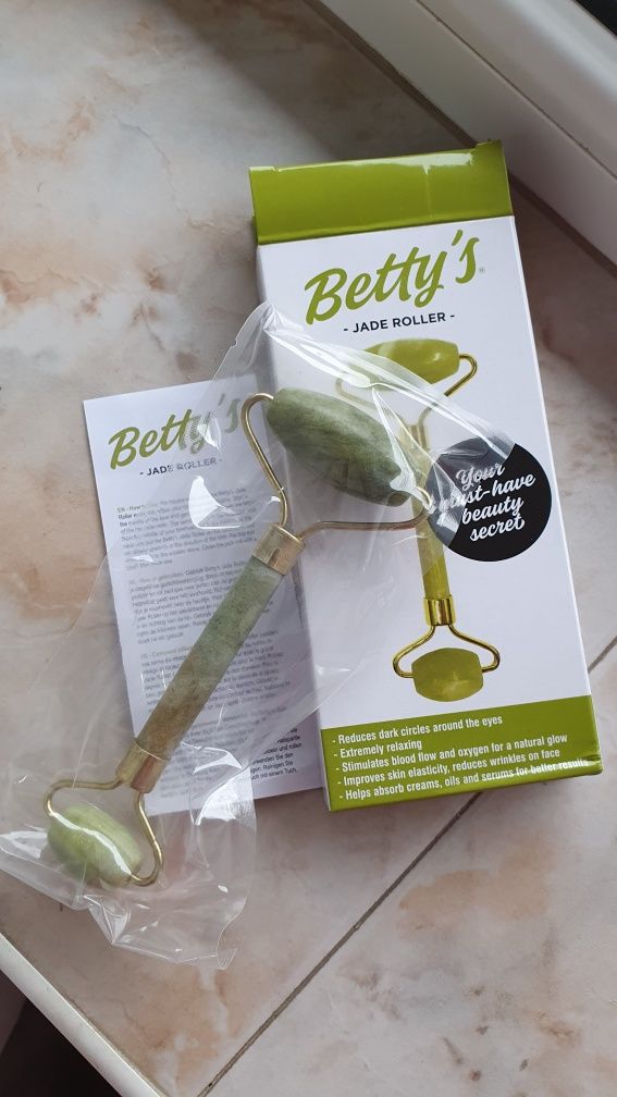 Нефритен масажор Betty's Jade Roller и Кърпа за почистване на грим