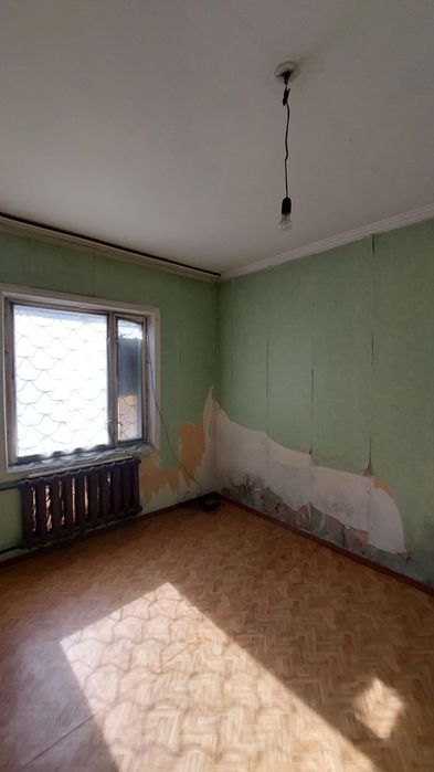 4/1/5 (1 этаж). Сергели 4. Квартира 90 м², без ремонта, торец.