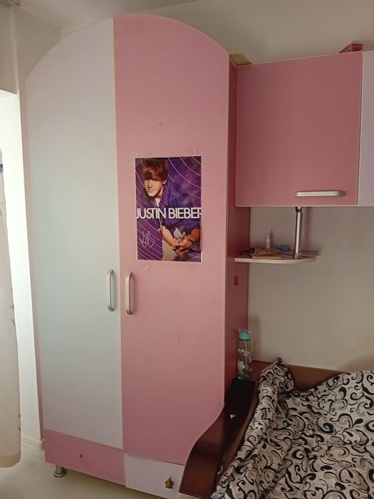 Mobila de Dormitor fete, în stare foarte bună