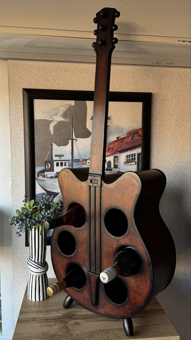 Дървена стойка за вино китара