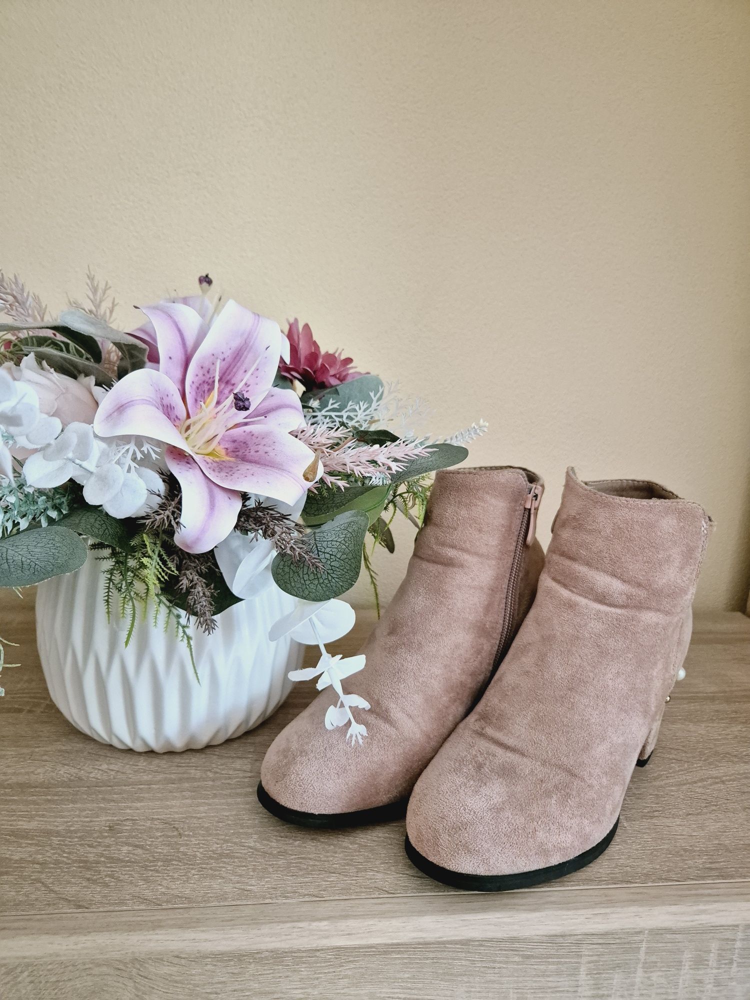 Botine elegante cu perle