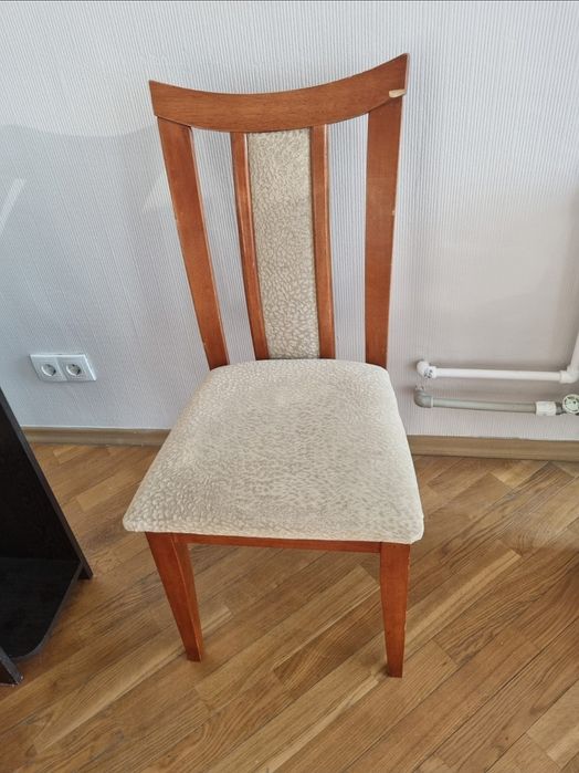 Продам 4 стула, люстра, срочно.