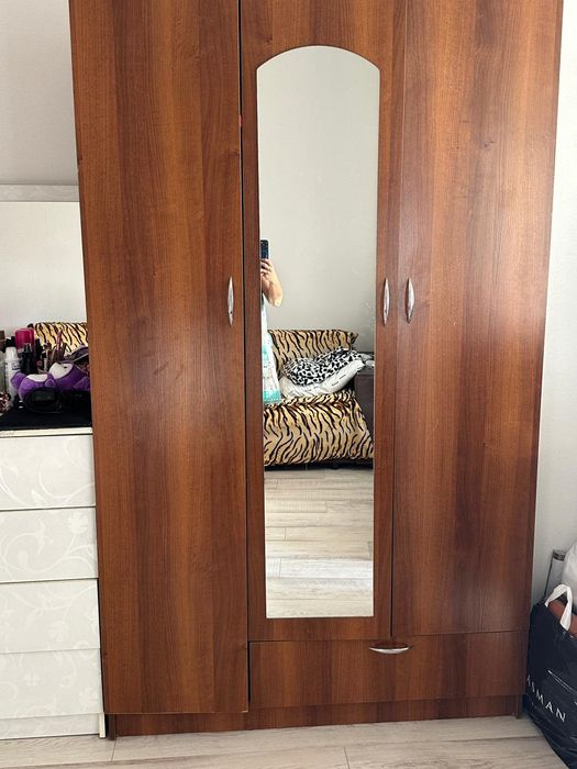 Шкаф деревянный с тремя дверцами