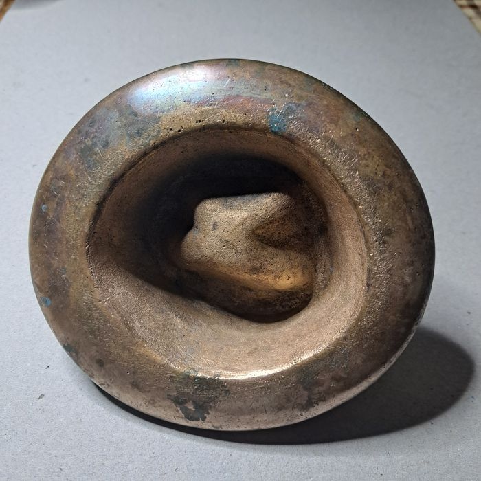 Prespapier din bronz, model pălărie.