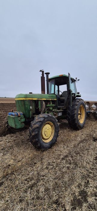 Vând tractor John deere 4440