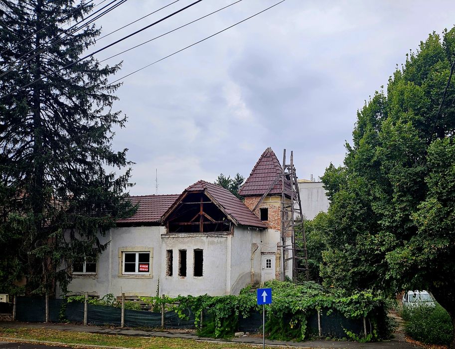 Casă cu teren pe mal