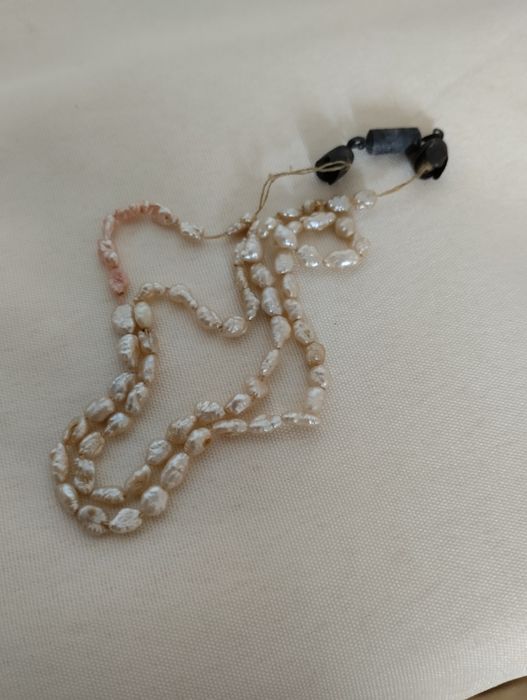 Женские бусы из жемчуга