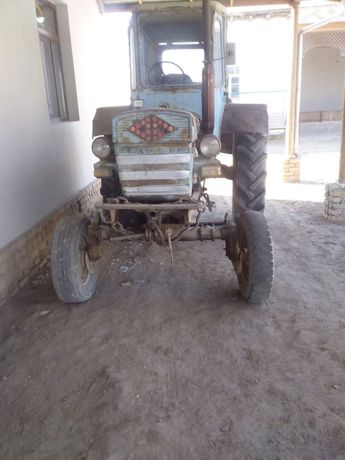 Traktor T28 yahshi holatda