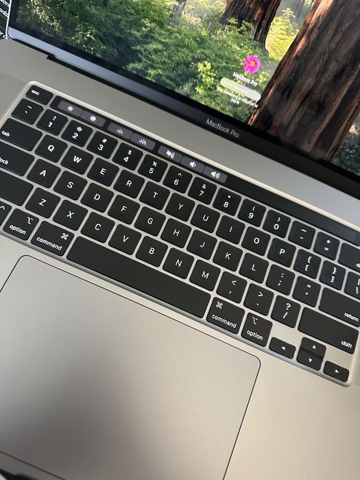 Macbook pro 16 inch 2019 impecabil doar 50 de incarcari i9 32 gb 1 tb