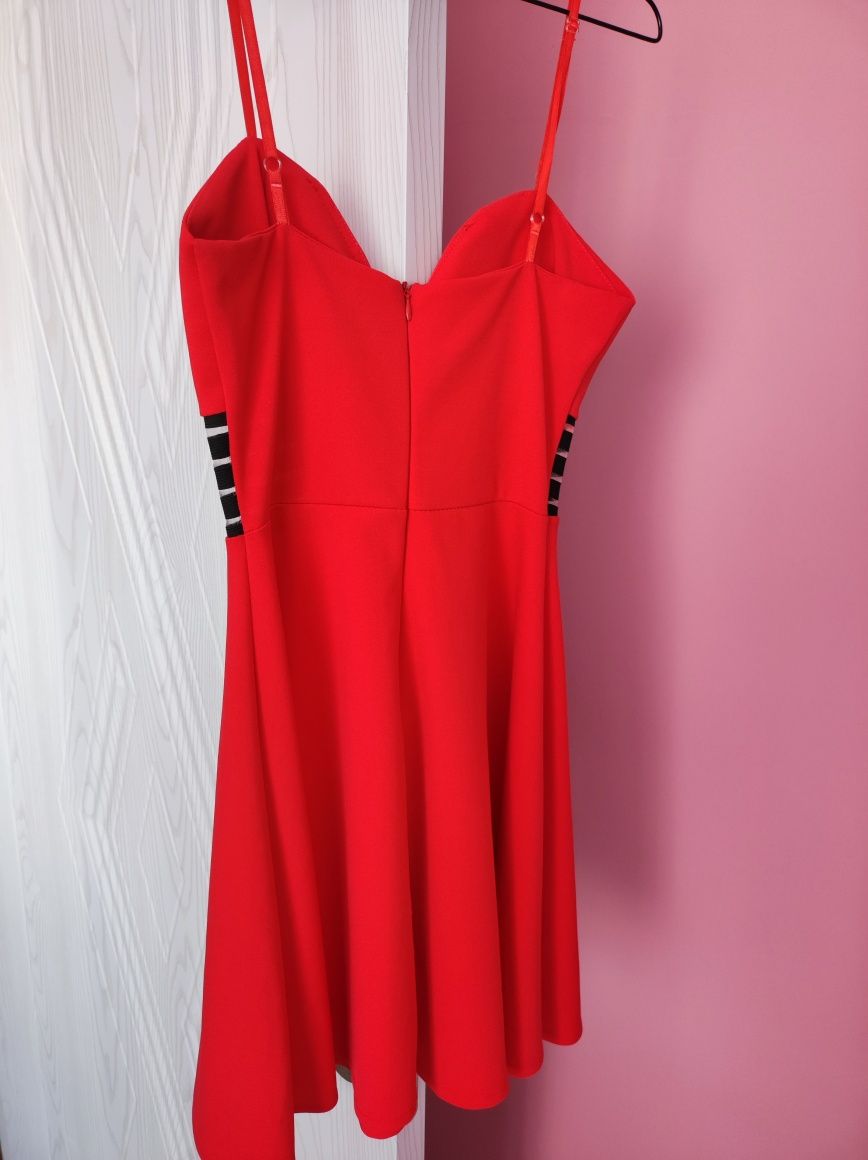 Червена рокля с презрамки
