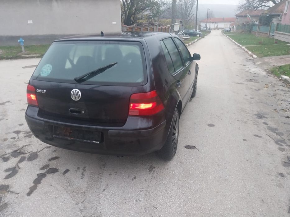 Продава се на Части Volkswagen Golf 4