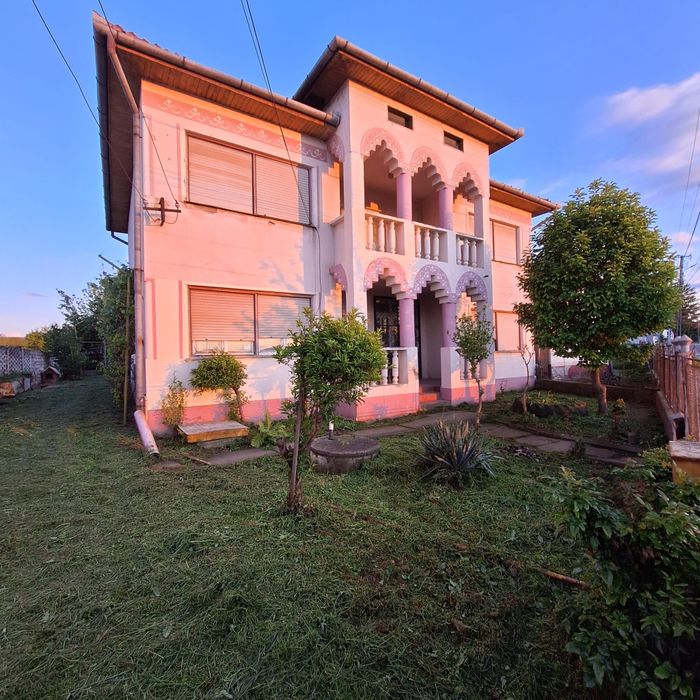 Casa 6 camere cu 4100 mp teren intravilan.