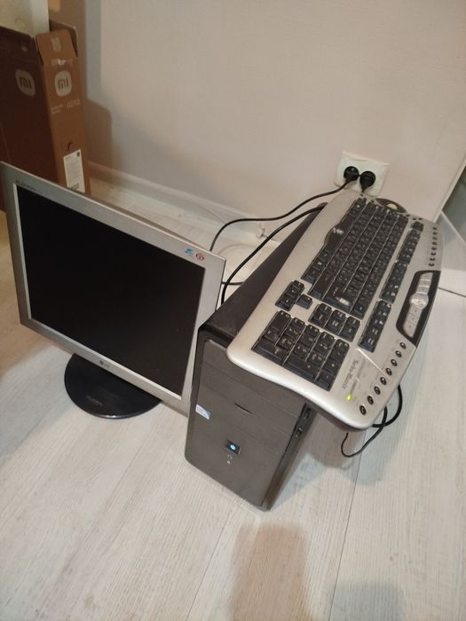 Компьютер с монитором и клавиатурой