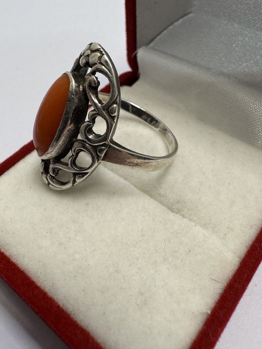 Inel vechi, din argint 835 si coral.